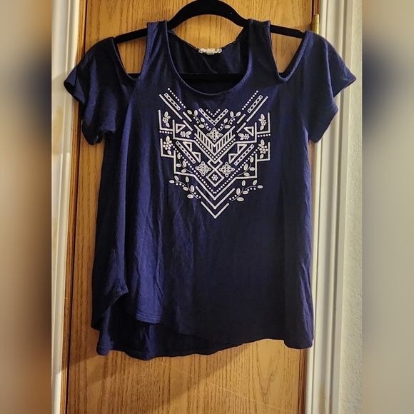 Eyeshadow girls Other - Guc eyeshadow girls cold shoulder top super soft and flowy sz L